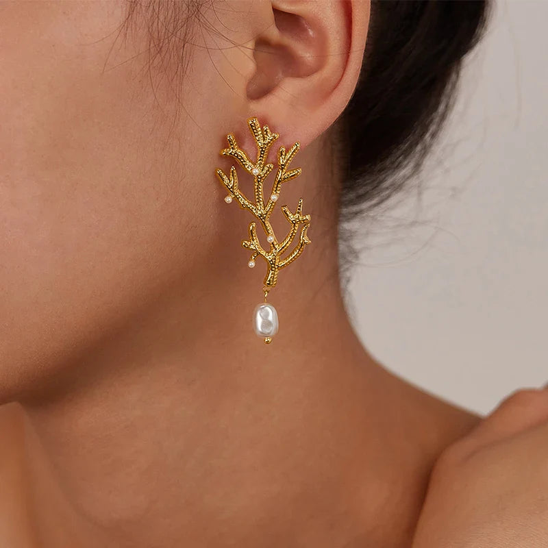 Kolczyki wiszące z koralem i białymi perłami