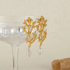 Kolczyki wiszące z koralem i białymi perłami