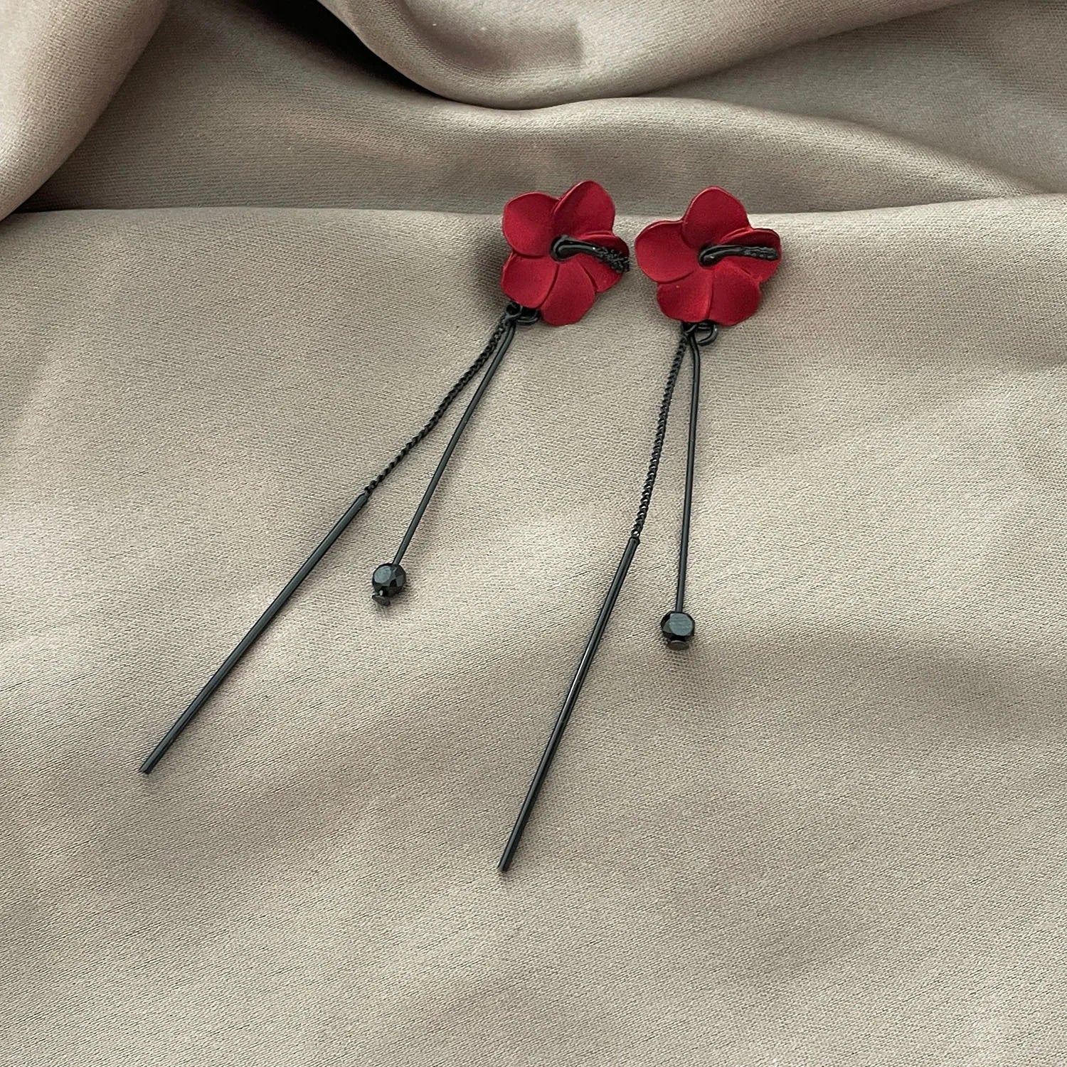 Kolczyki wiszące czerwona kwiatowa i czerwona łańcuszek