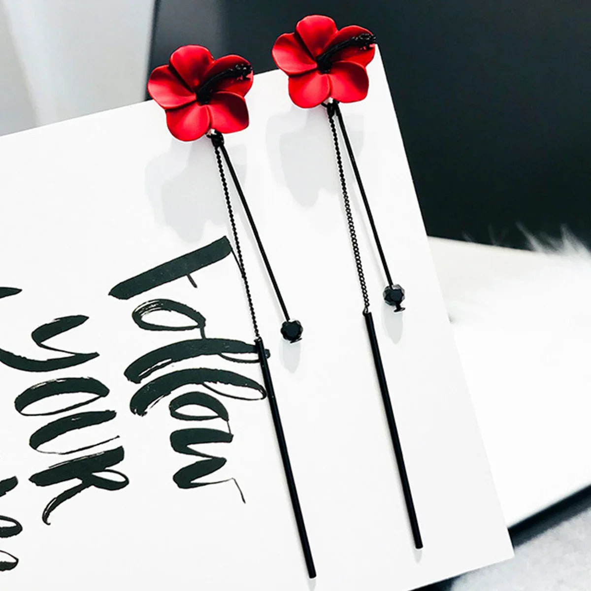 Kolczyki wiszące czerwona kwiatowa i czerwona łańcuszek