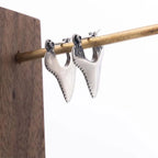 Wiszące kolczyki z wtopionym zębem rekina