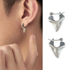 Wiszące kolczyki z wtopionym zębem rekina