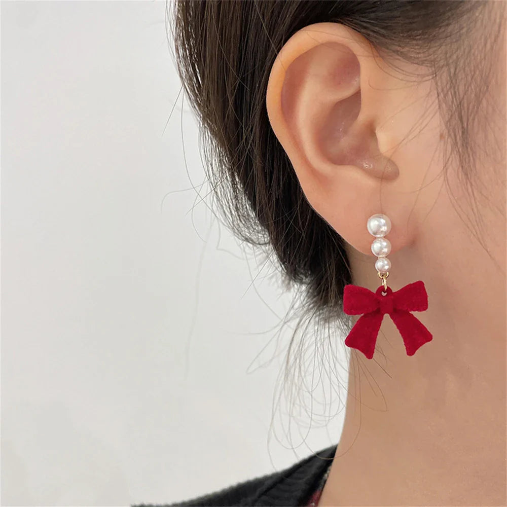 Boucles d'Oreilles Pendantes Perles et Noeuds rouge