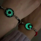 Bransoletka z półksiężycem i jasnym czerwono-czarnym słońcem