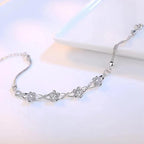 Bransoletka z delikatnymi kwiatami z białego cyrkonu