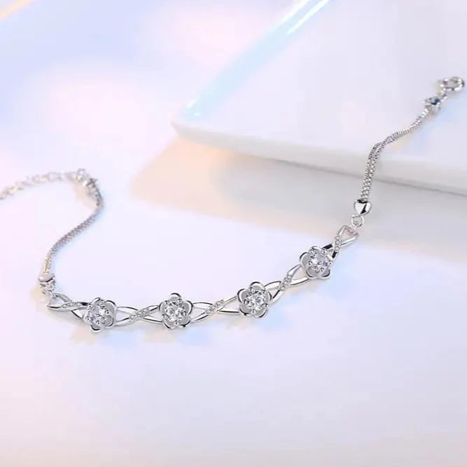 Bransoletka z delikatnymi kwiatami z białego cyrkonu