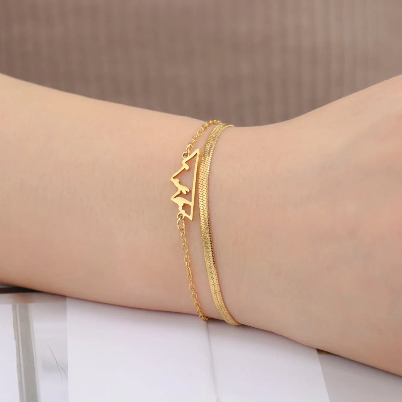 Armbånd med bjergvedhæng til kvinder i guld