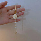 Bransoletka z koralikami i białym kwiatem róży