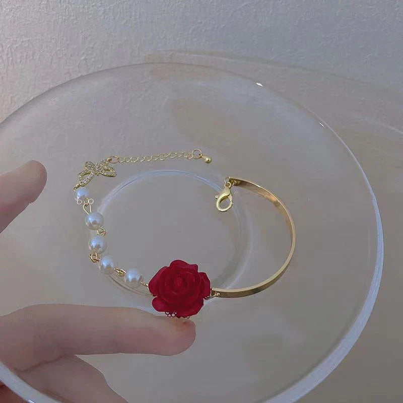 Bracelet avec Perles et Fleur de Rose rouge