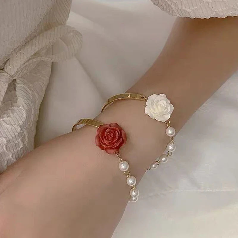 Bracelet avec Perles et Fleur de Rose rouge