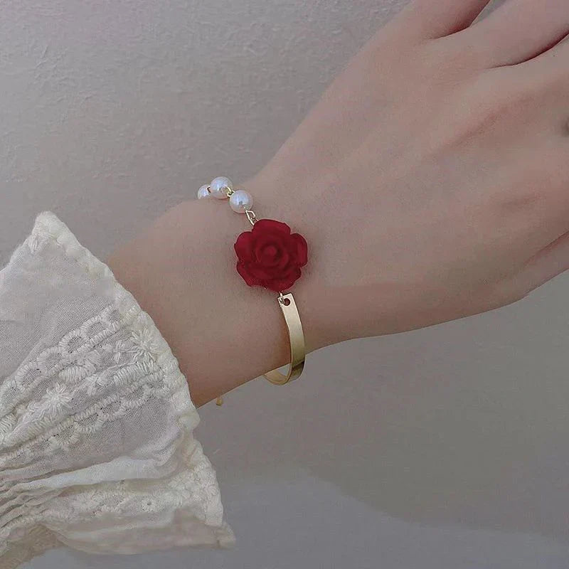 Bracelet avec Perles et Fleur de Rose rouge