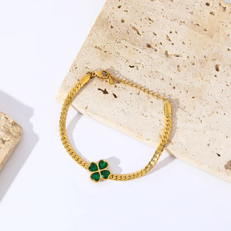 Armbånd med firkløver i grøn krystal