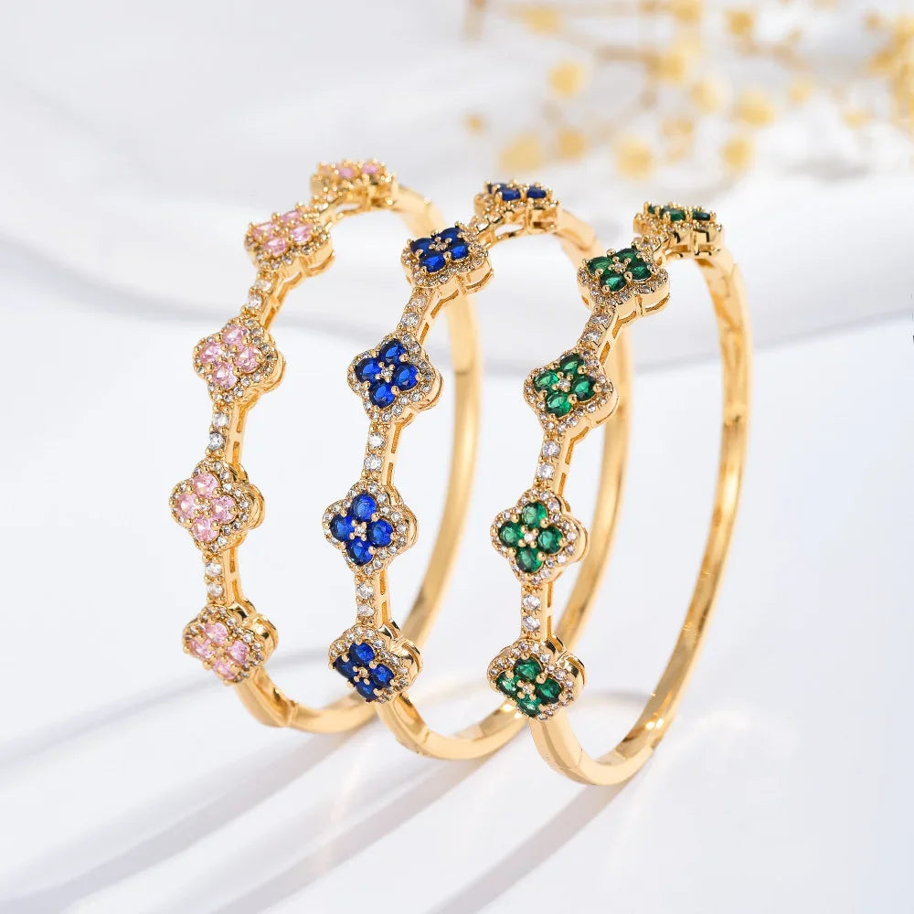 Armbånd med firkløver i zirkonia og blå sten