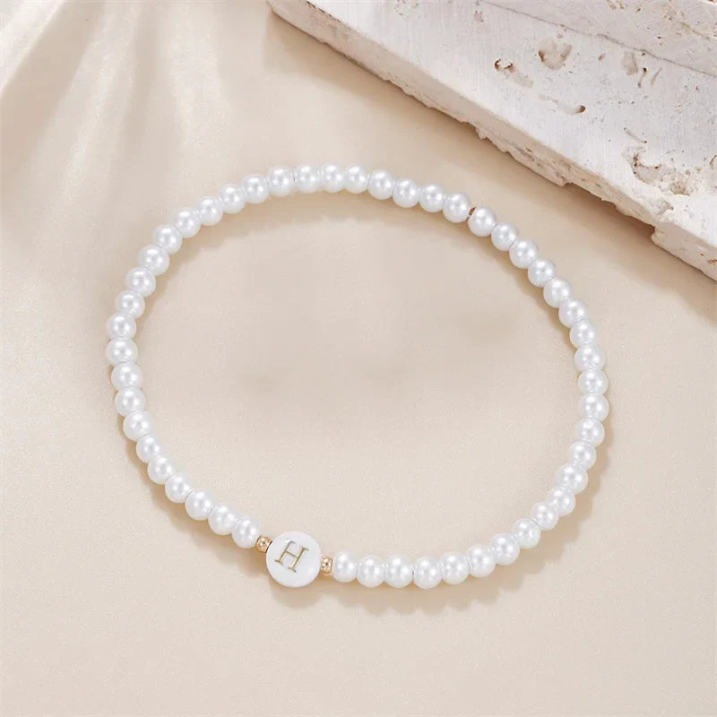 Biała bransoletka z inicjałem h