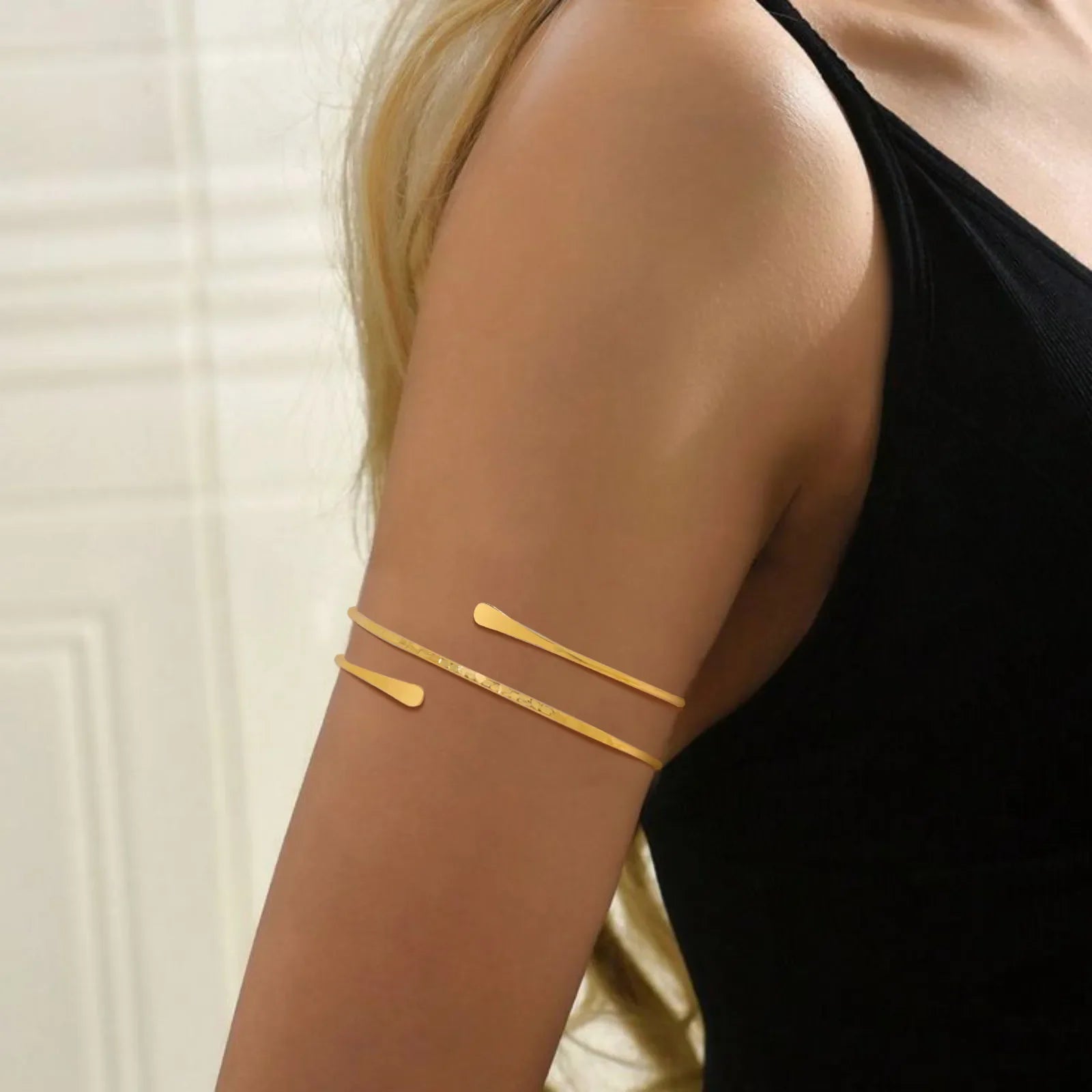 Bransoletka na ramię damska - cienki łańcuszek na biceps w kolorze złotym