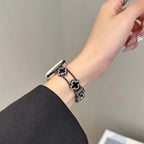 Wymienny pasek do Apple Watch – wzór koniczyny w kolorze czarnym