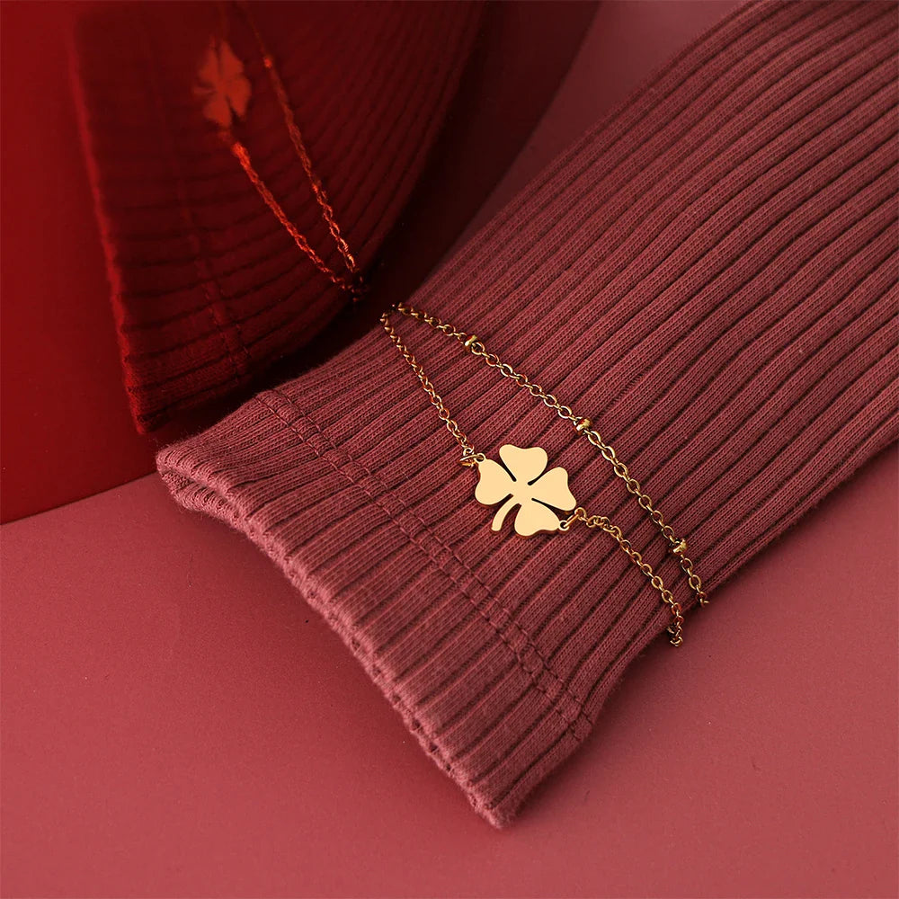 Dobbelt armbånd med firkløver i guld