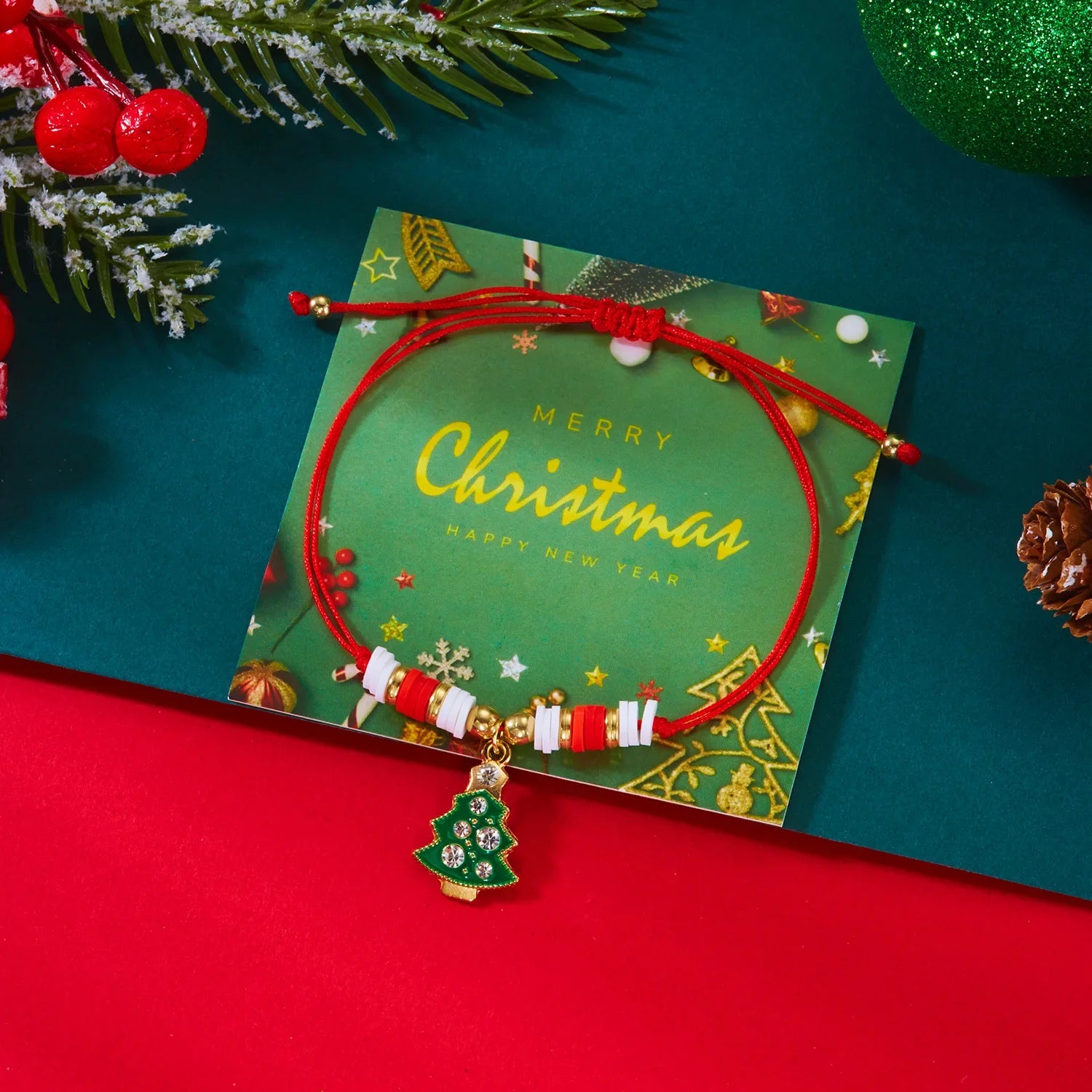 Bransoletka z liny z czerwonym wisiorkiem świątecznym choinki i bombek