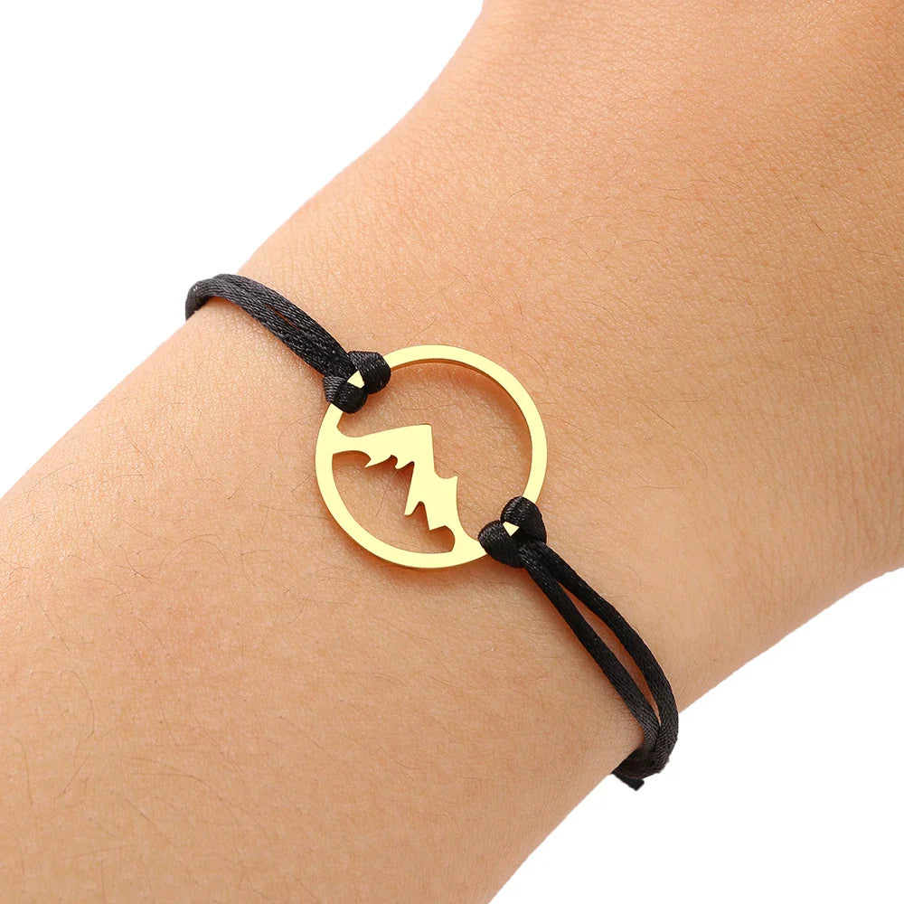 Armbånd i snor med rund bjergvedhæng 