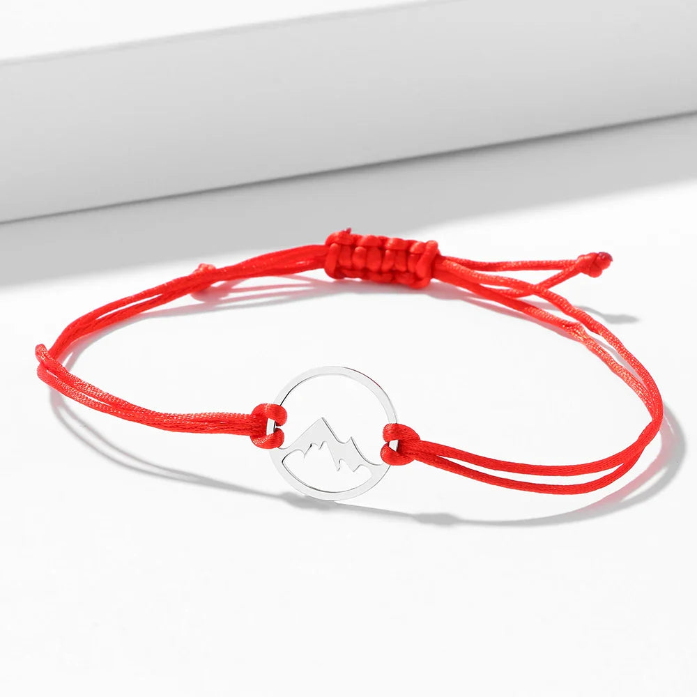 Armbånd i snor med rund bjergvedhæng 