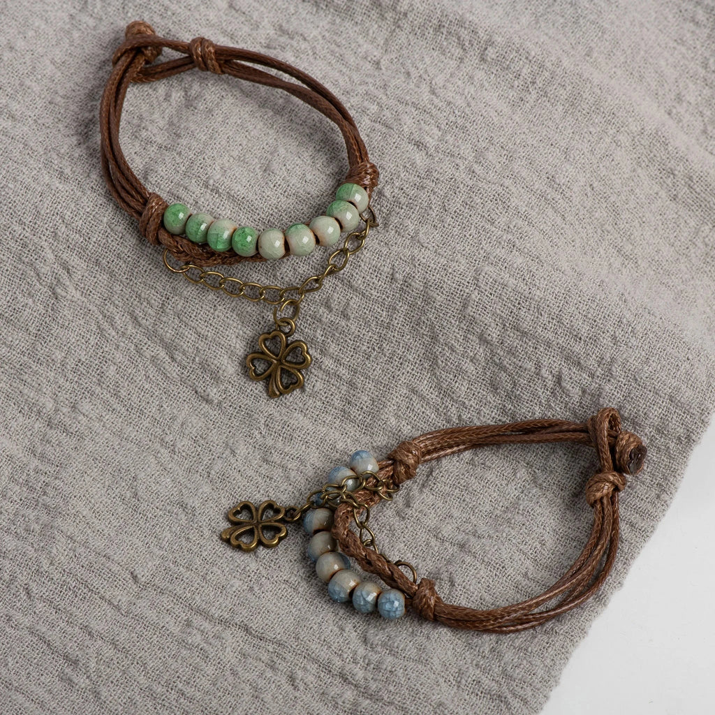Armbånd i reb med firkløver og grønne perler