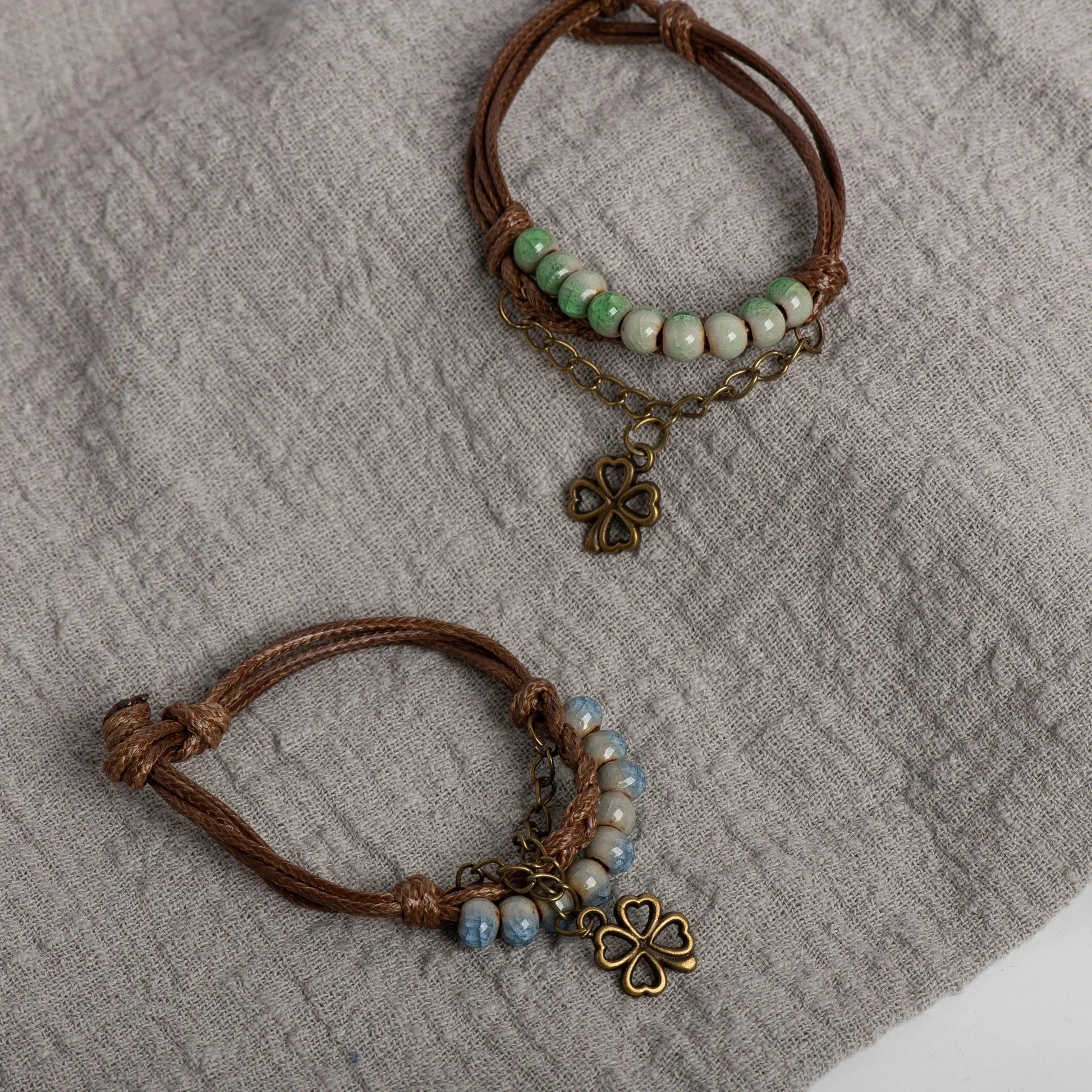 Armbånd i reb med firkløver og grønne perler