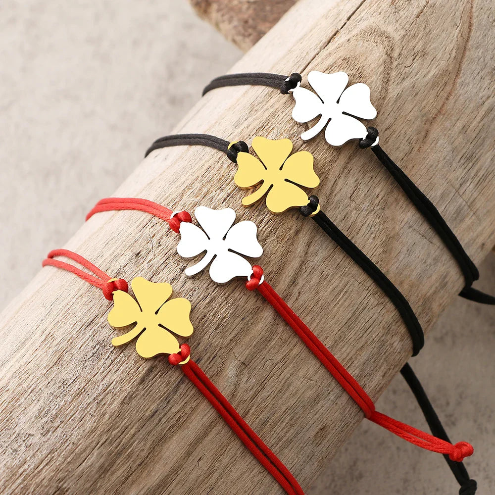 Armbånd i reb med rødt og guld firebladet kløver held og lykke