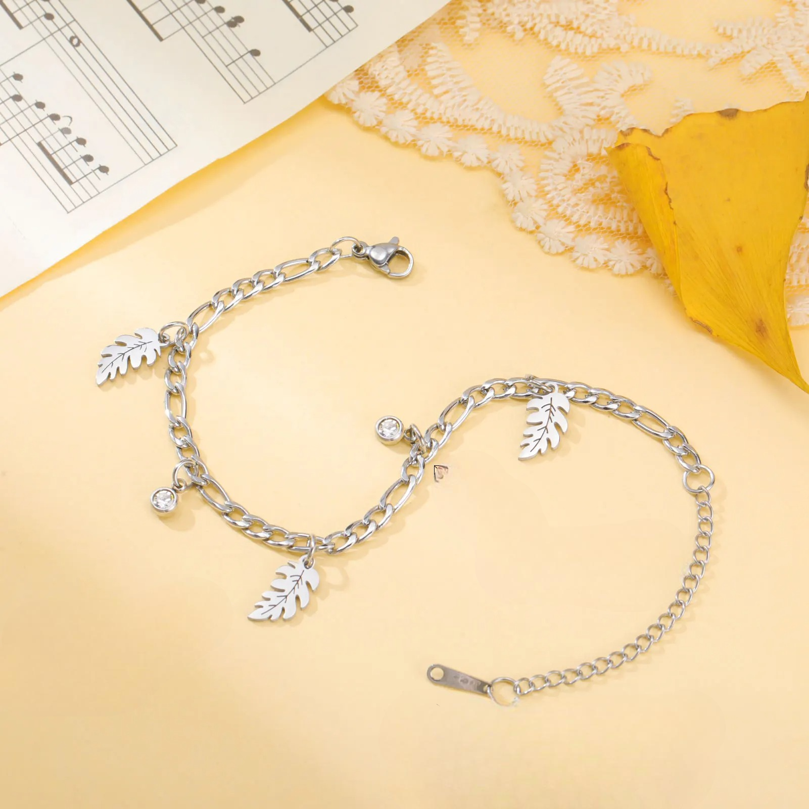 Bransoletka z liściem palmy i cyrkonią 