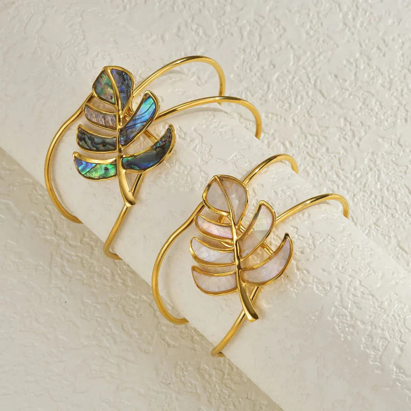 Bransoletka z białym liściem palmy