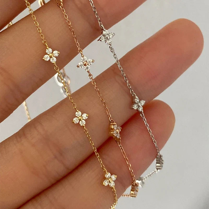 Náramek Gourmette s jemnými květinami ze zirkonu stříbra