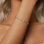 Bransoletka Gourmette z delikatnymi kwiatami z cyrkonii w kolorze złota