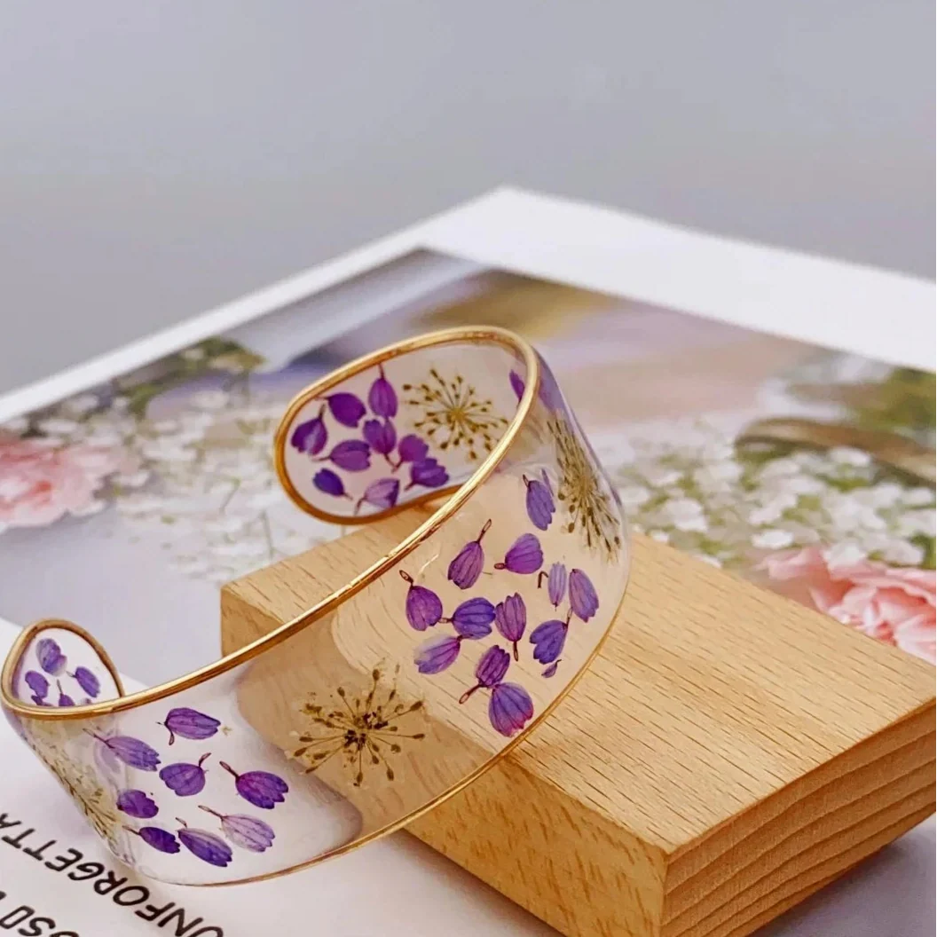 Bransoletka z zawieszką Kwiat z przezroczystej fioletowej żywicy a