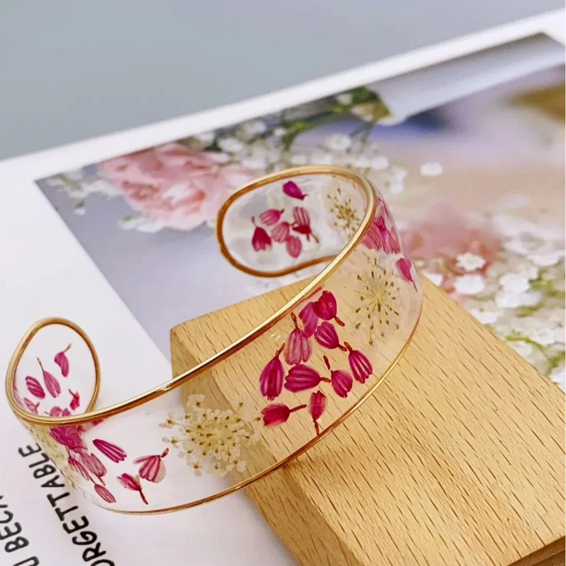 Bransoletka z zawieszką Kwiat z przezroczystej czerwonej żywicy a