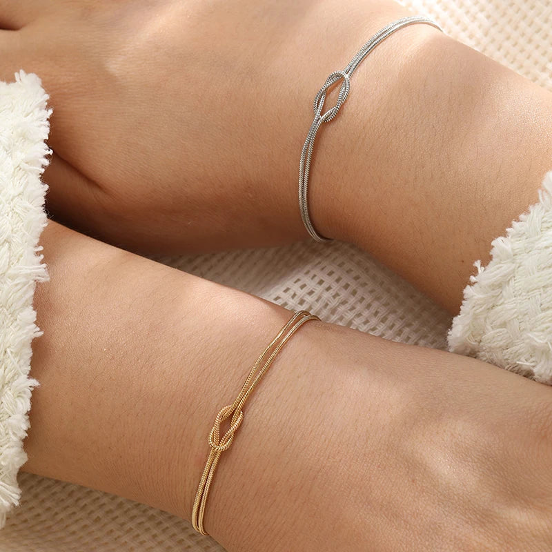 Bransoletka dla par z splotem węzła w kolorze złotym i srebrnym (zestaw 2 bransoletek)