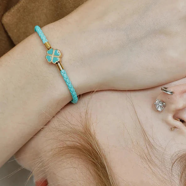 Flettet Læderarmbånd med Firekløver i Blå