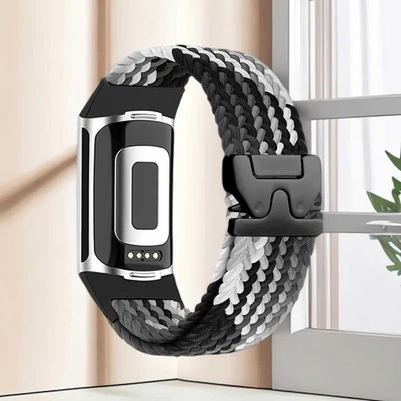 Pleciony pasek do zegarka Fitbit Charge 5, Charge 6 czarno-biały