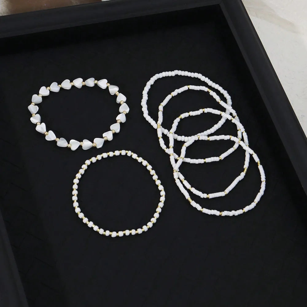 Bransoletki z koralików i serc