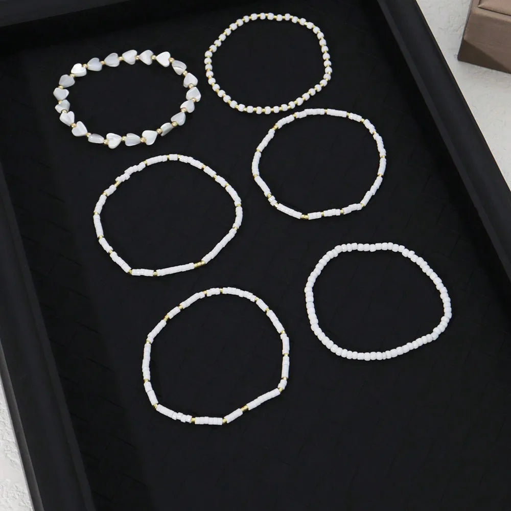 Bransoletki z koralików i serc