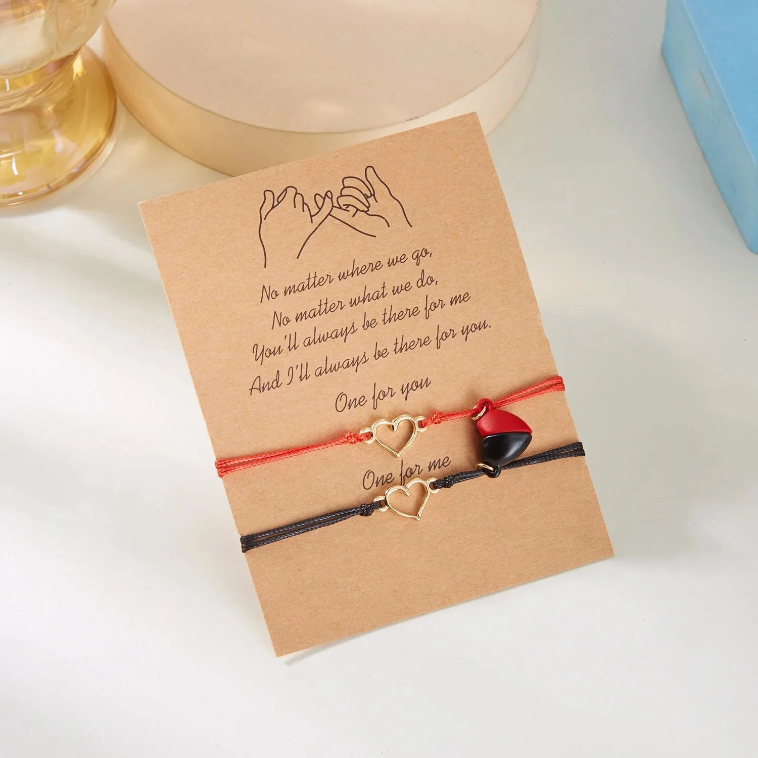 Bransoletki dla par z magnetyczną tabliczką w kształcie serca i czerwonym elektrokardiogramem