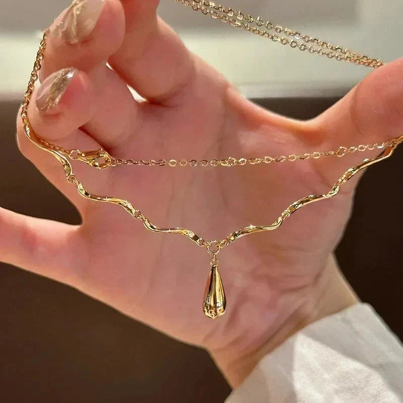 Collier Asymétrique avec Pendentif Goutte d'Eau