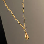 Naszyjnik asymetryczny z wisiorkiem w kształcie kropli wody