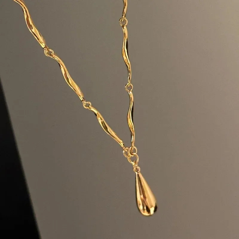 Naszyjnik asymetryczny z wisiorkiem w kształcie kropli wody