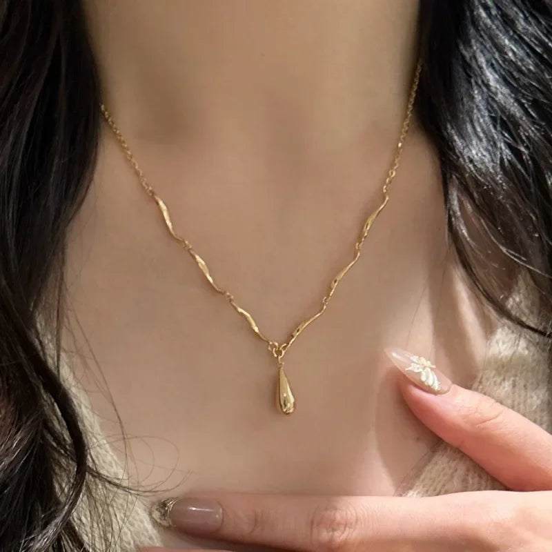 Collier Asymétrique avec Pendentif Goutte d'Eau