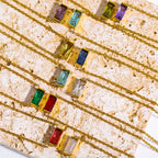 Naszyjnik z delikatną zawieszką w kolorze kamienia urodzinowego