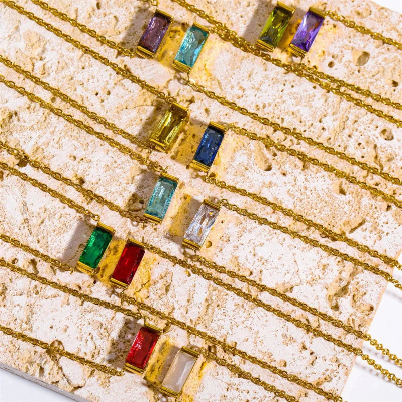 Naszyjnik z delikatną zawieszką w kolorze kamienia urodzinowego