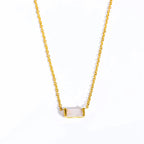 Naszyjnik z delikatną zawieszką w kolorze kamienia urodzinowego