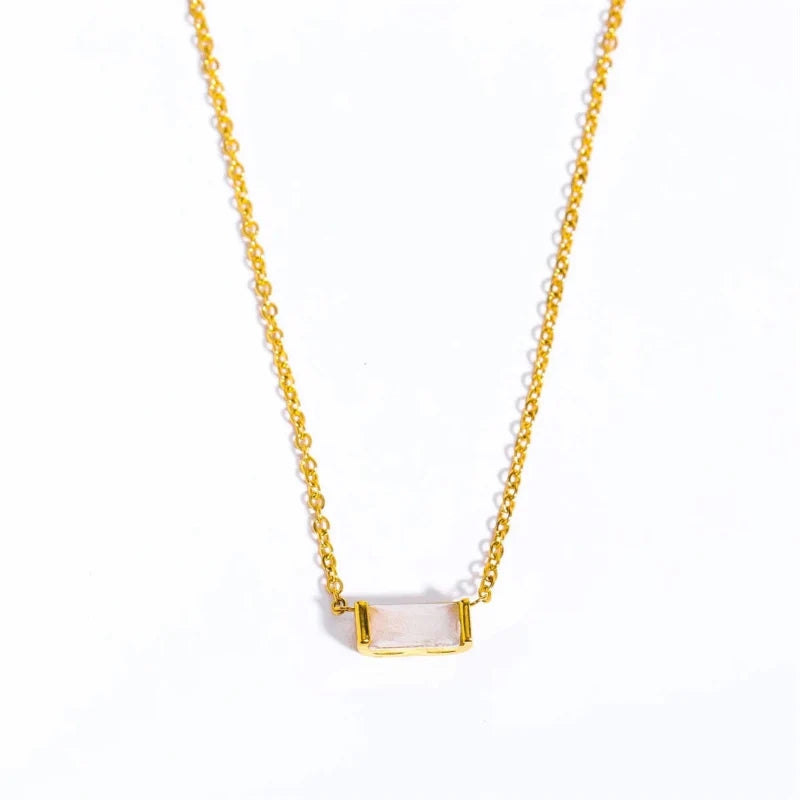 Naszyjnik z delikatną zawieszką w kolorze kamienia urodzinowego