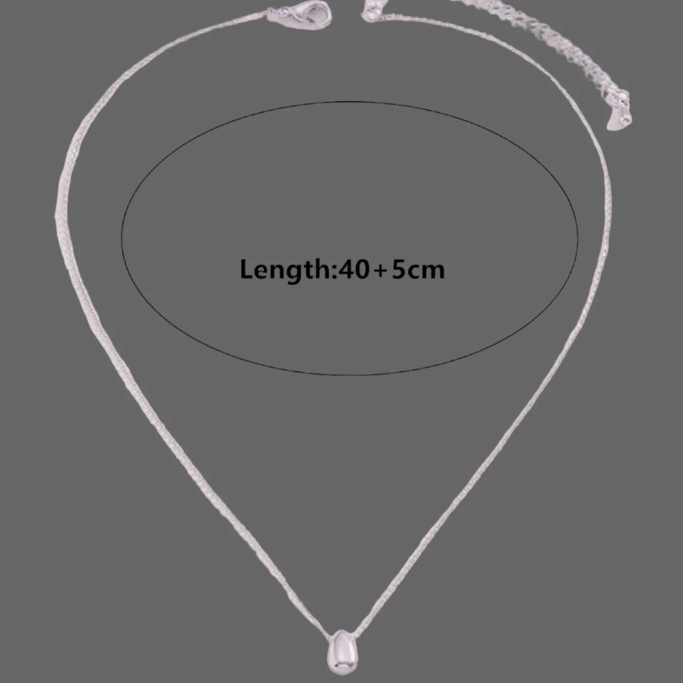 Naszyjnik z delikatną zawieszką w kształcie kropli wody 