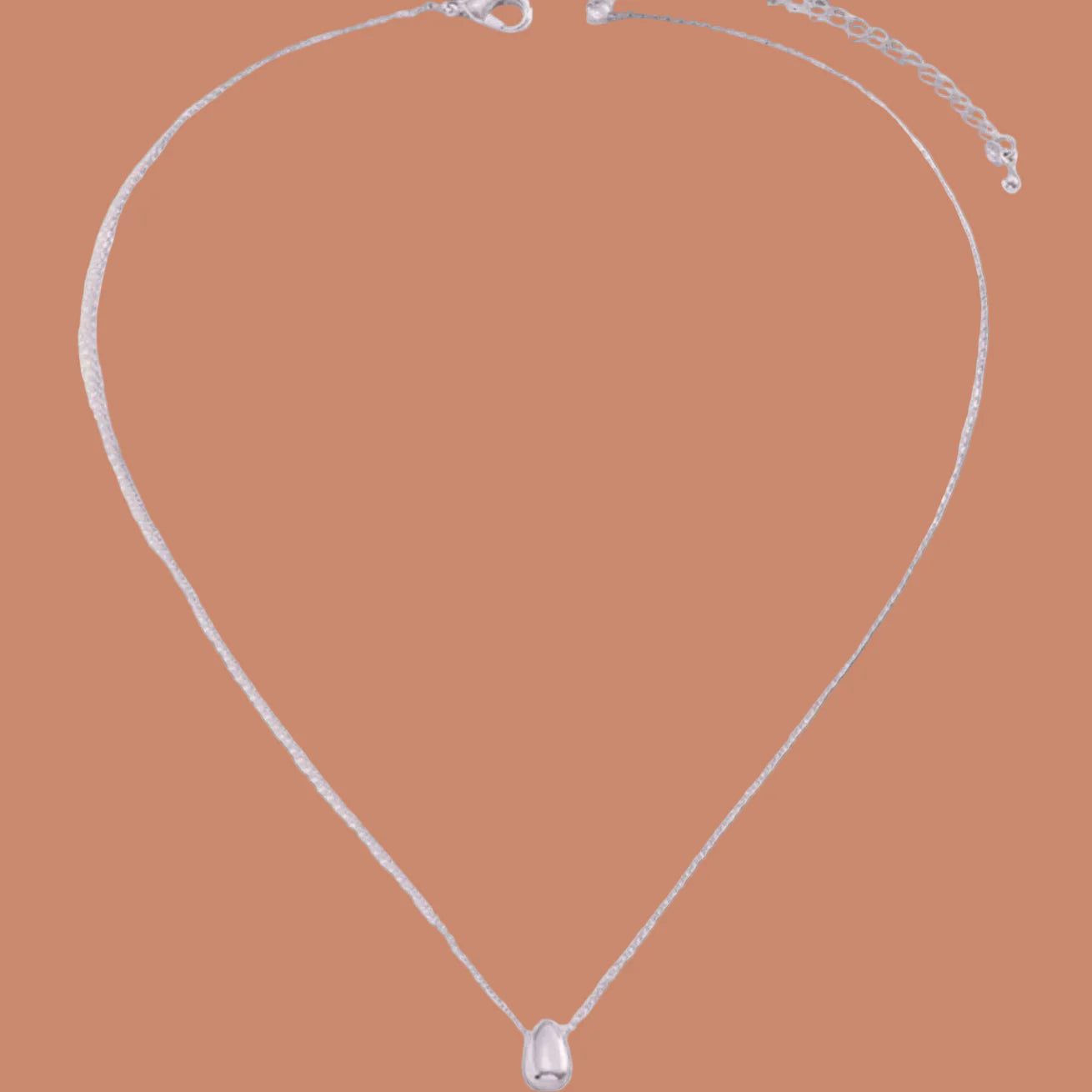 Naszyjnik z cienkim wisiorkiem w kształcie kropli wody srebrny