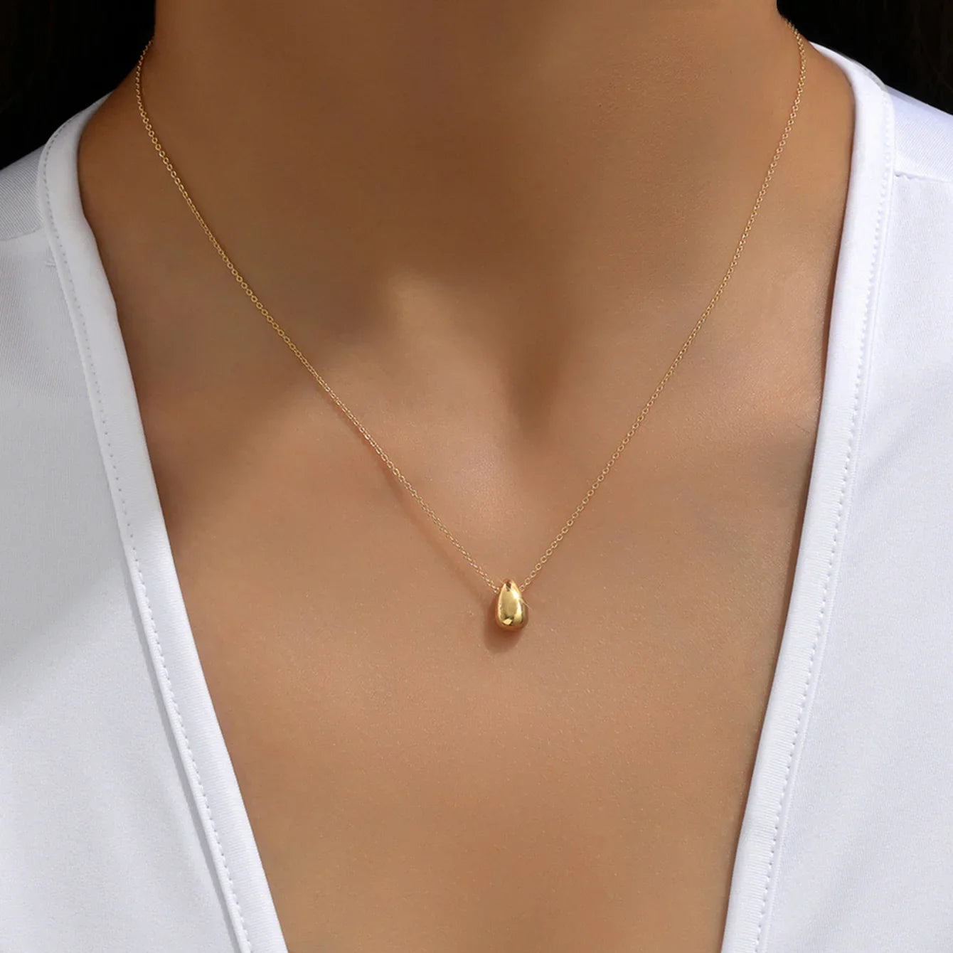 Naszyjnik z cienkim wisiorkiem w kształcie kropli wody złoty